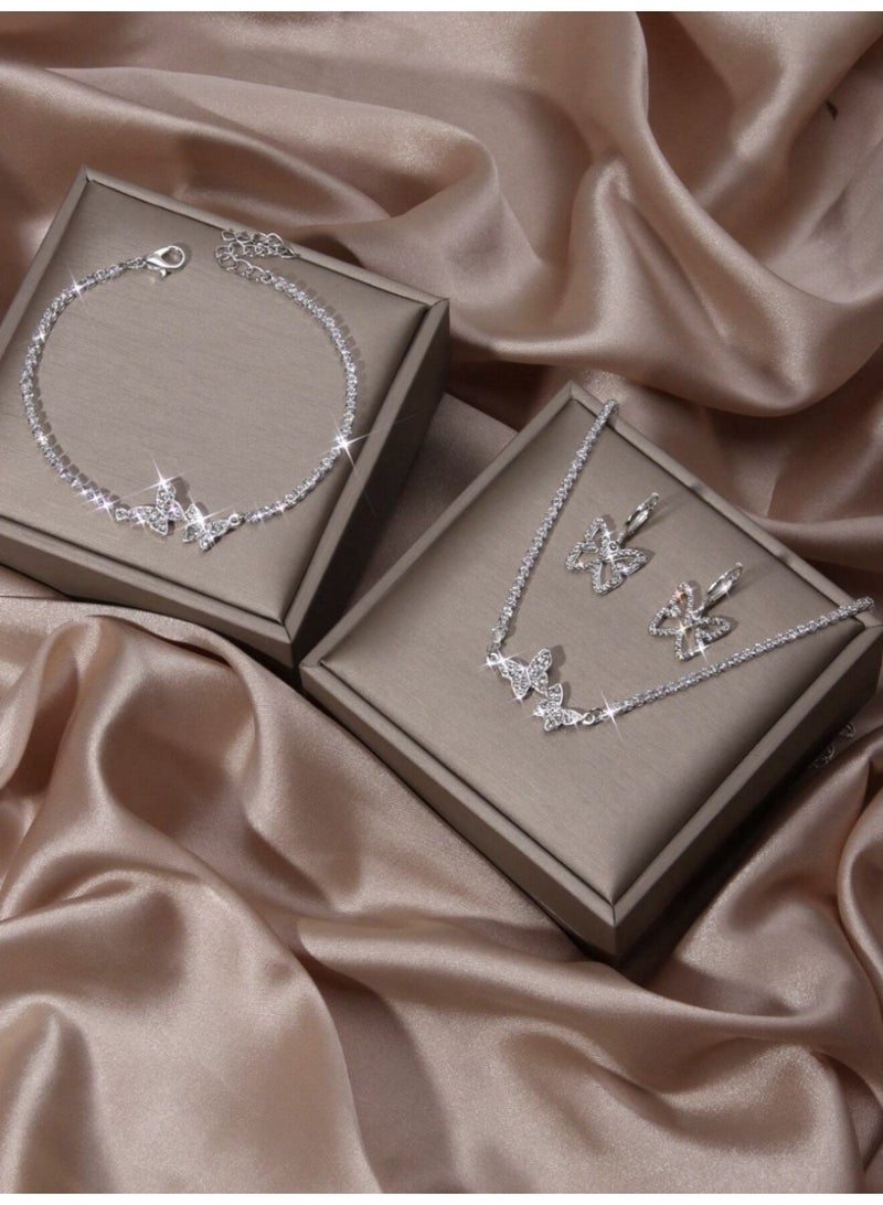 ڤيا مجموعة إكسسورات  فاخرة مكونة من أربع قطع (عقد + أقراط + سوار + قلادة) بتصميم فراشة مرصعة بالراين  الفاخر - Image 4